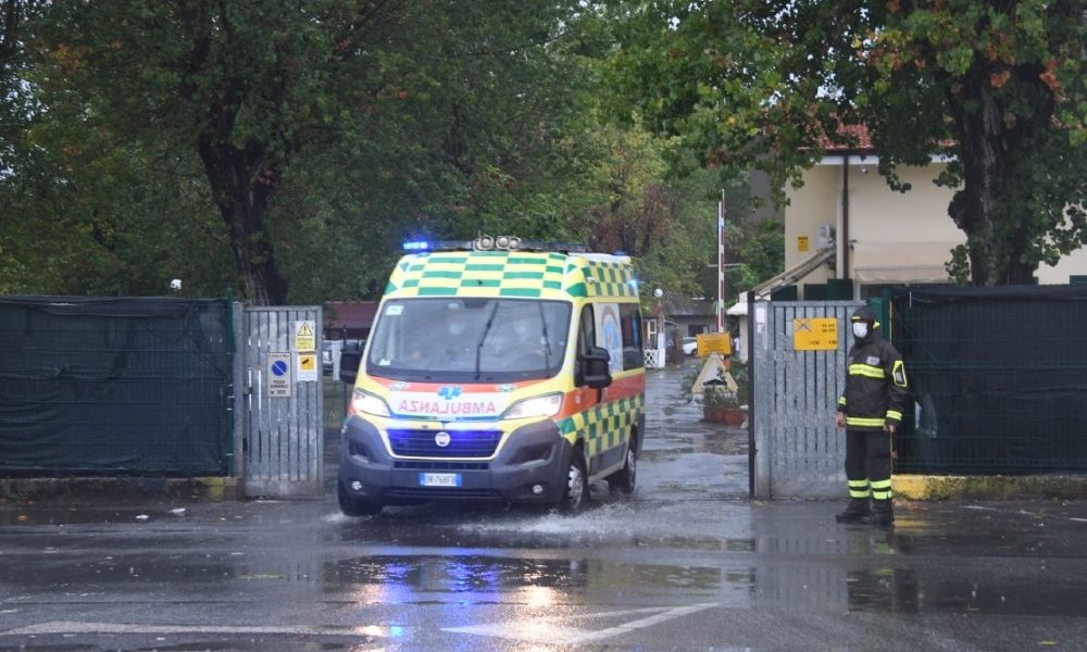 Albero cade su tenda in camping, morta anche la sorella 14/enne