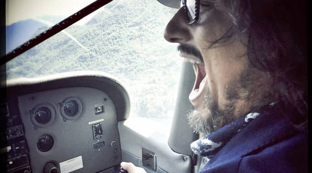 La foto: Borghese  sopra il lago ai comandi dell’idrovolante