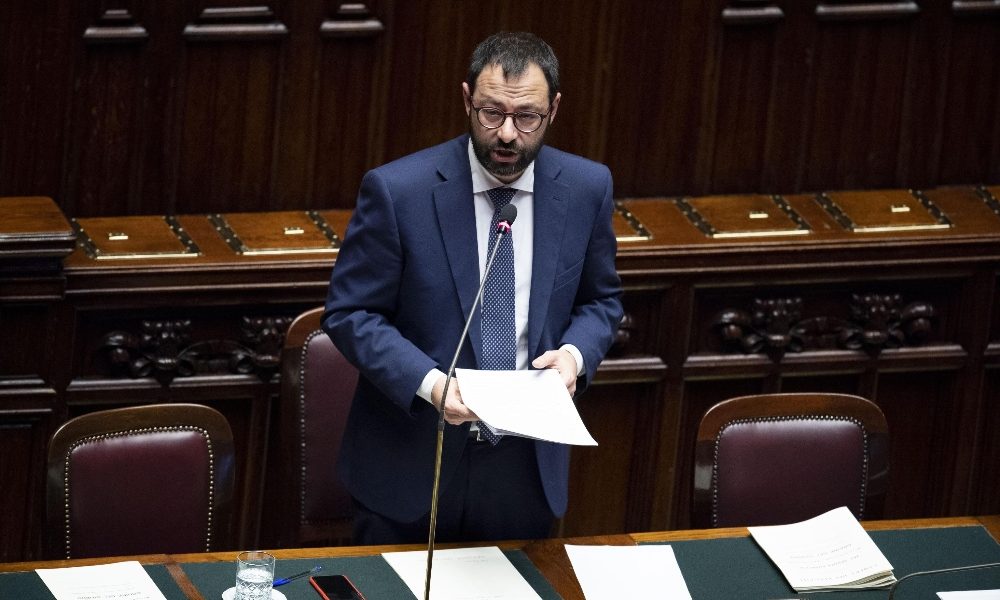 Alitalia: Patuanelli,no regalo Lufthansa