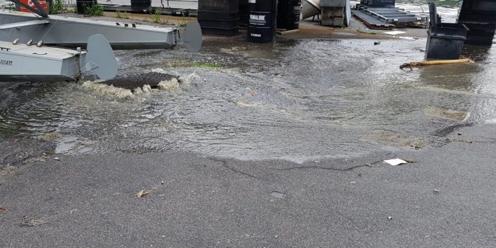 Cedimento di una tubazione in viale Masia: strada allagata a fianco dello stadio