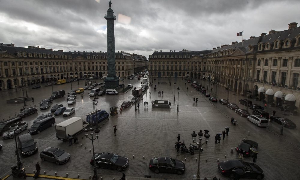 All’asta servizi di piatti e biancheria del Ritz a Parigi