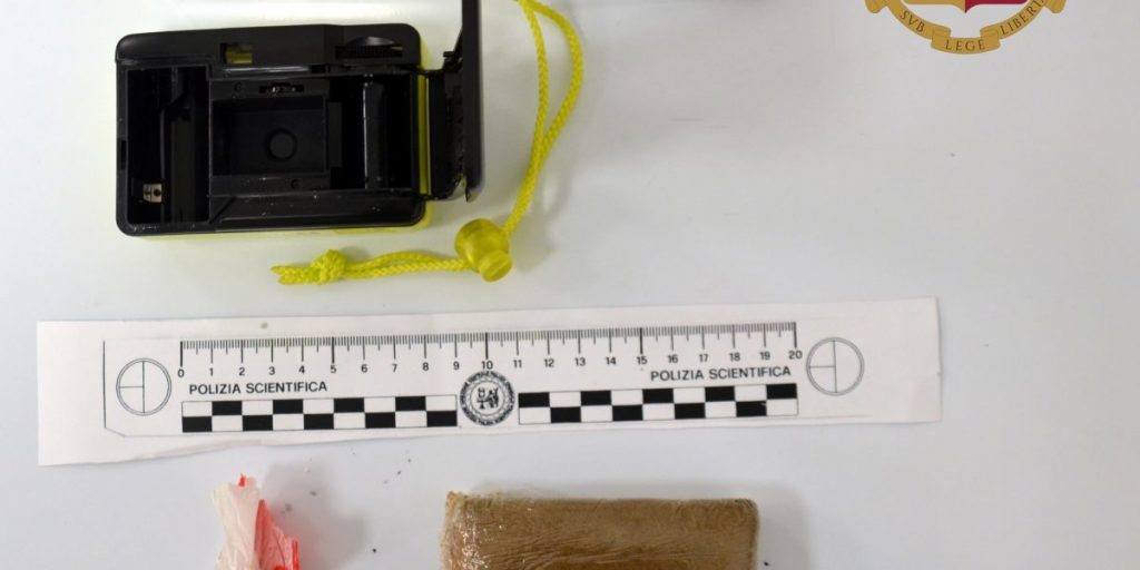 Nella felpa 100 grammi di hashish: arrestato 22enne