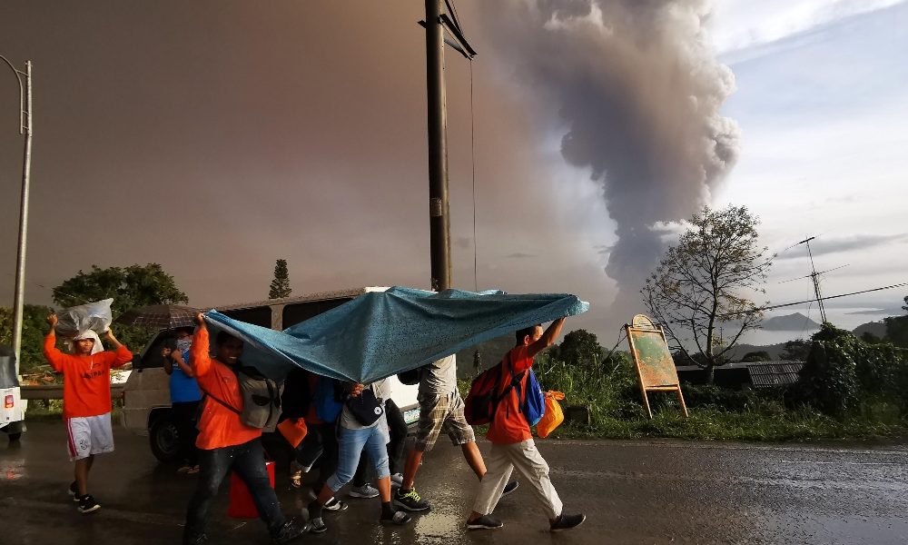 Allerta vulcano, voli sospesi a Manila