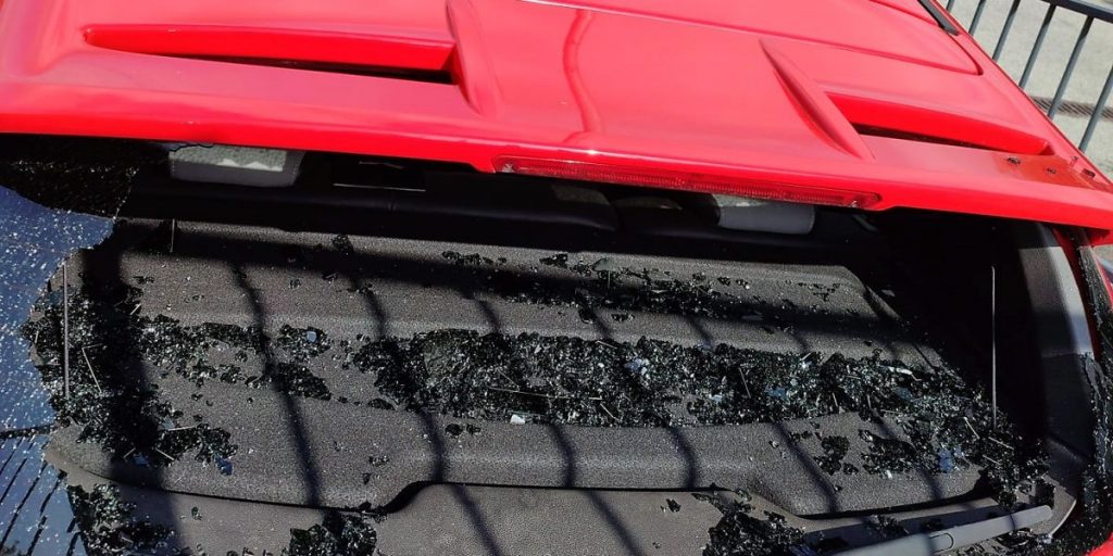 Raid vandalico ad Alzate: prese di mira le auto parcheggiate