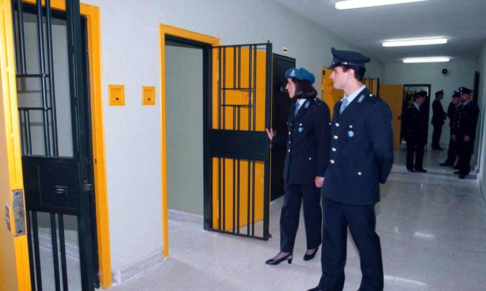 Ancora telefonini in cella a Poggioreale