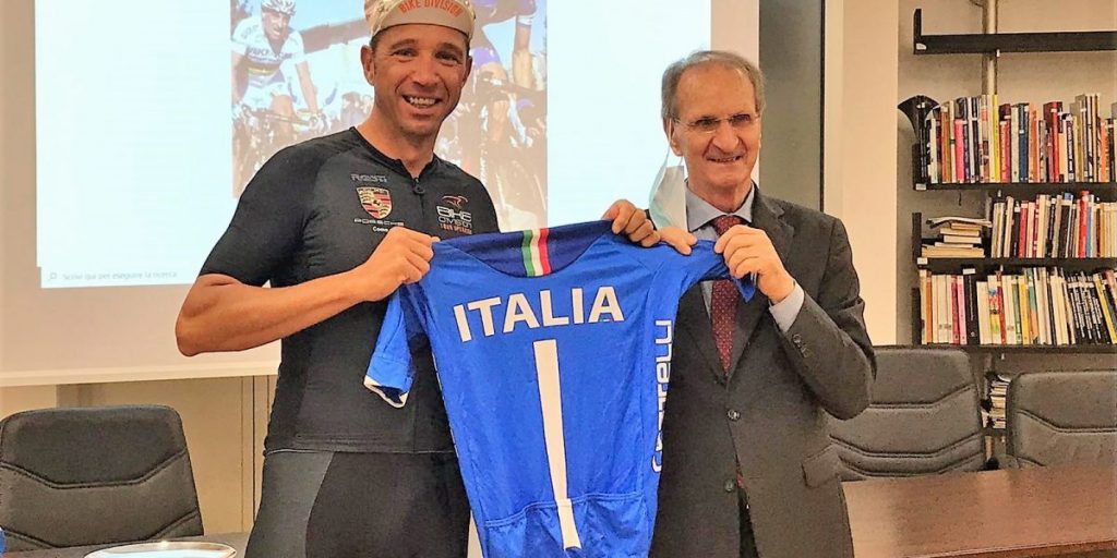 Andrea Tonti dona la maglia dell’Italia al Museo del Ghisallo