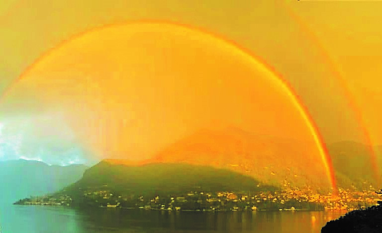 La natura torna a dare spettacolo sul Lario. Dopo le nuvole il doppio arcobaleno