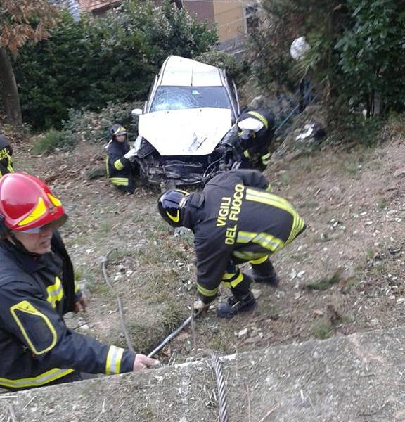 Incidente ad Argegno, automobile in un dirupo
