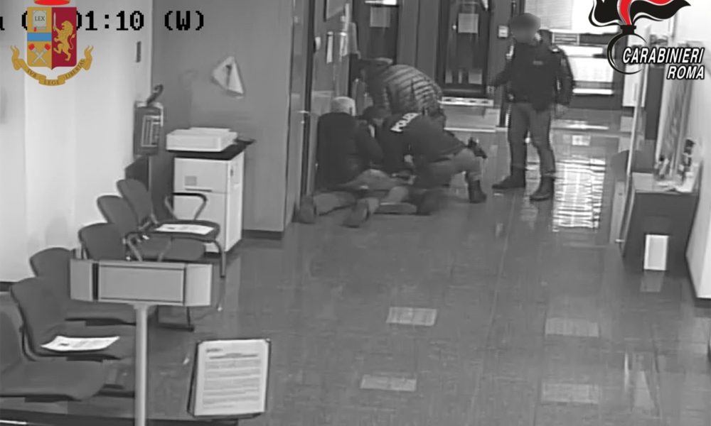 Armati sequestrano direttore e tentano colpo in banca, arrestati