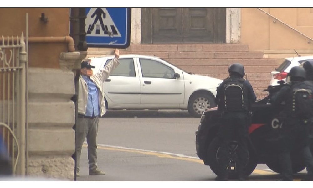 Armato si barrica in casa a Verona, preso dai Carabinieri