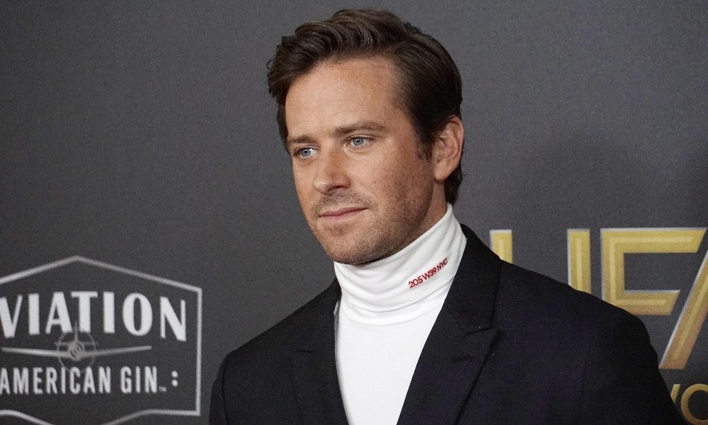 Armie Hammer indagato per stupro da polizia Los Angeles
