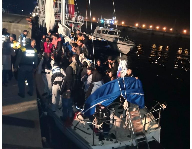 Arrivato veliero con 55 migranti a bordo