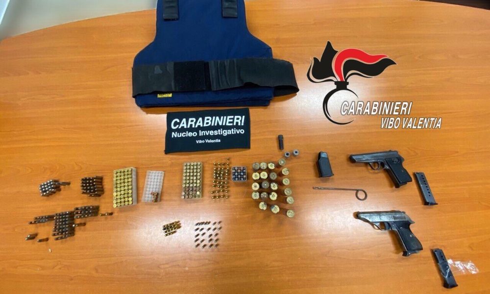 Arsenale nascosto in casa, un arresto
