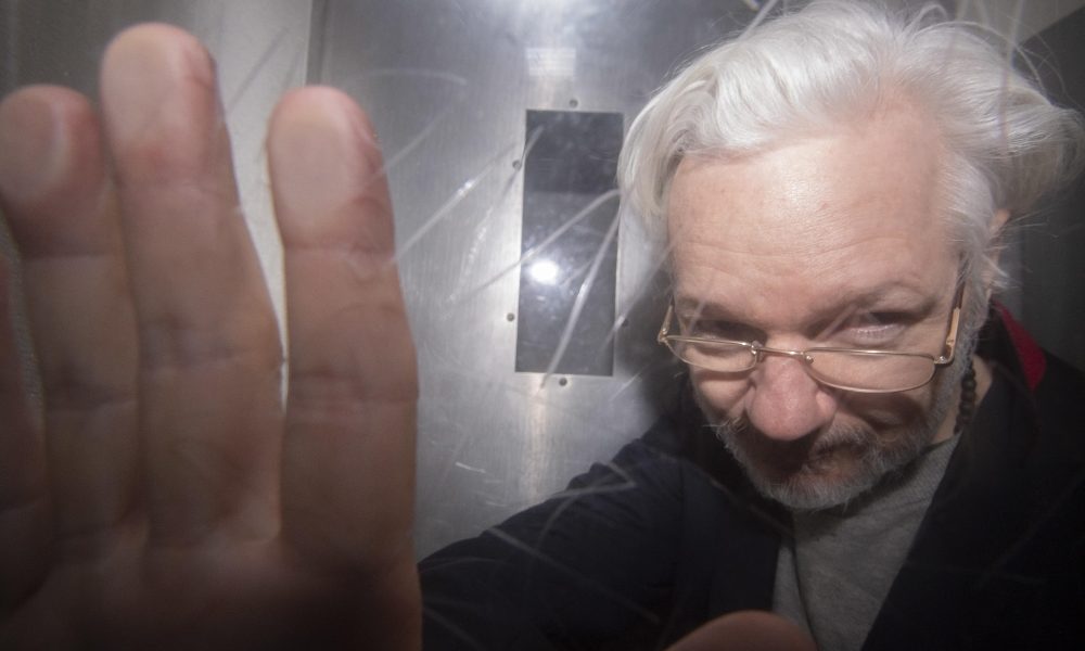 Assange: nuova assenza per malattia a udienza in Gb