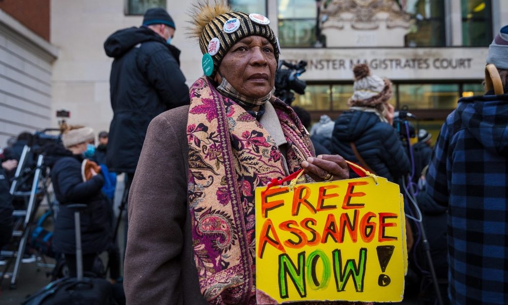 Assange resta in detenzione, il giudice nega la cauzione