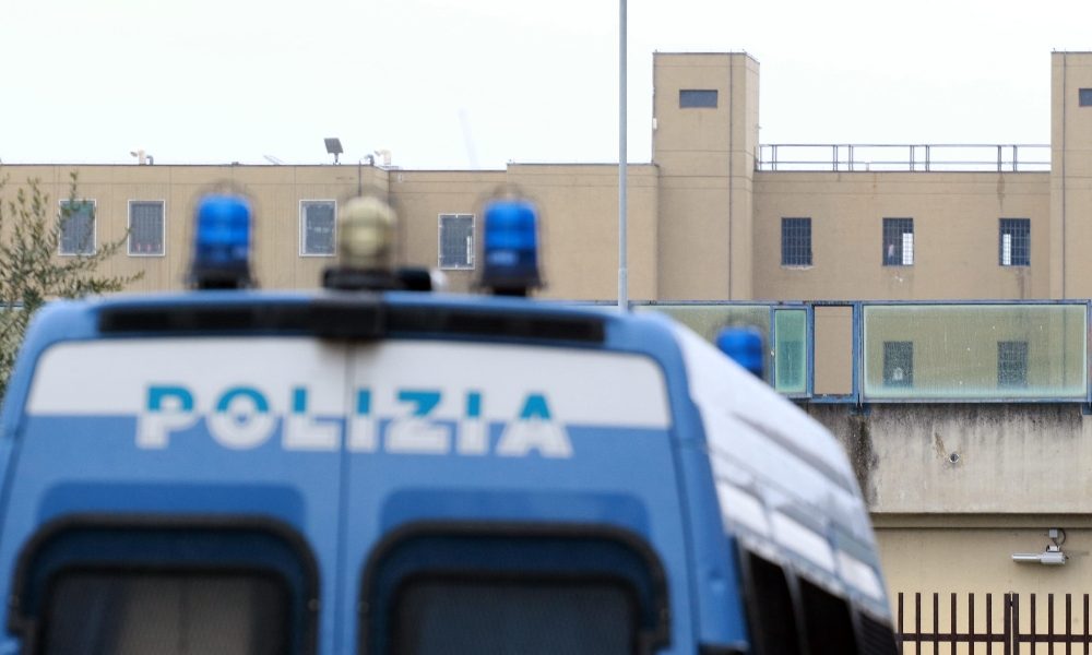 Asserragliati in carcere nel Casertano