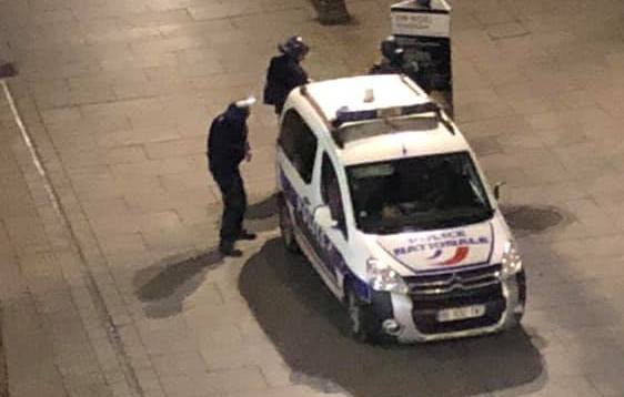Attentato nel centro di Strasburgo: la corsa a pochi metri dagli spari. La testimonianza