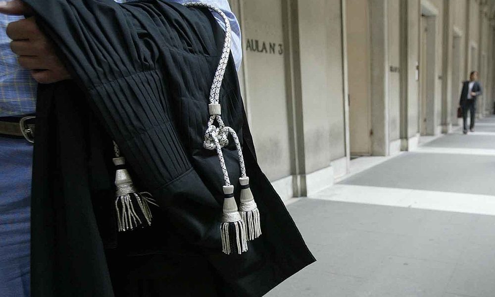 Atti falsi permessi soggiorno, arrestato