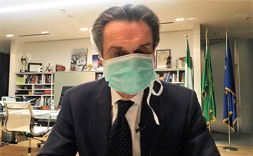 Coronavirus, da domani volto coperto anche con sciarpe o foulard. Sì a vendita di materiale scolastico e fiori