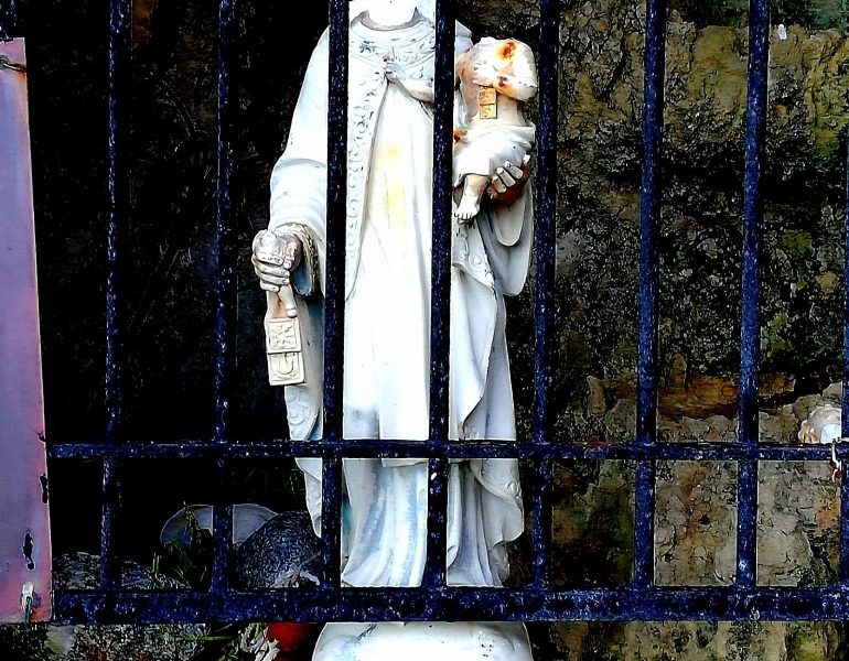 Atto vandalico contro statua Madonna