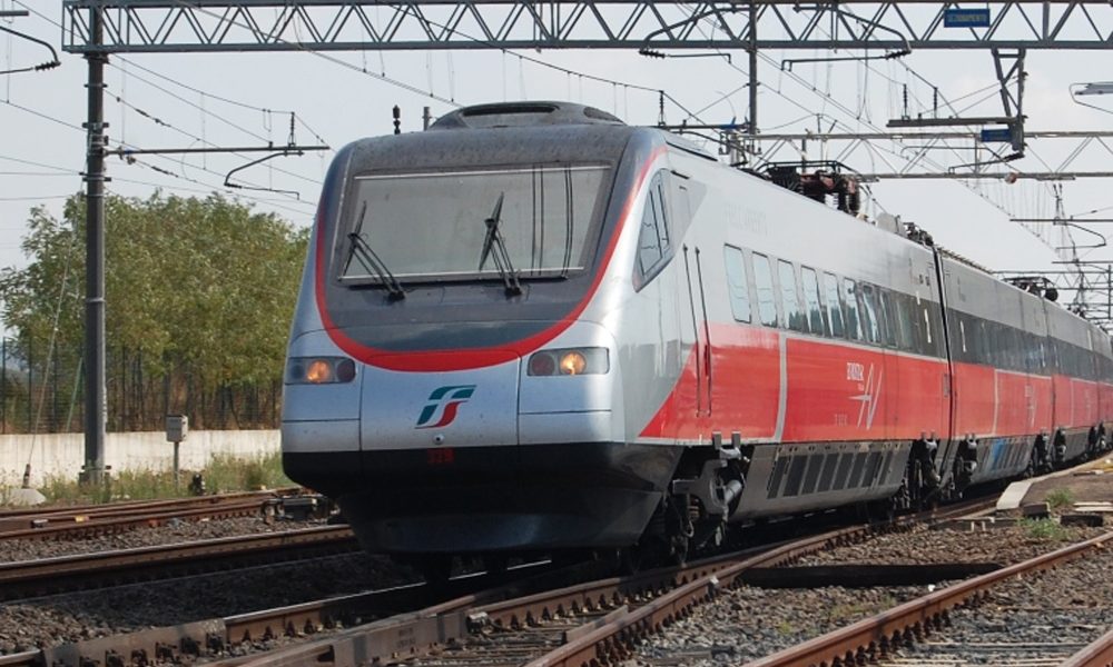 Attraversa binari, muore investito treno