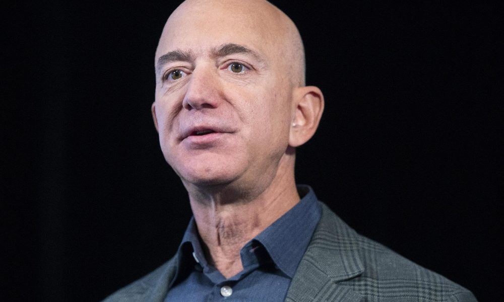 Australia: bufera su Bezos per donazione