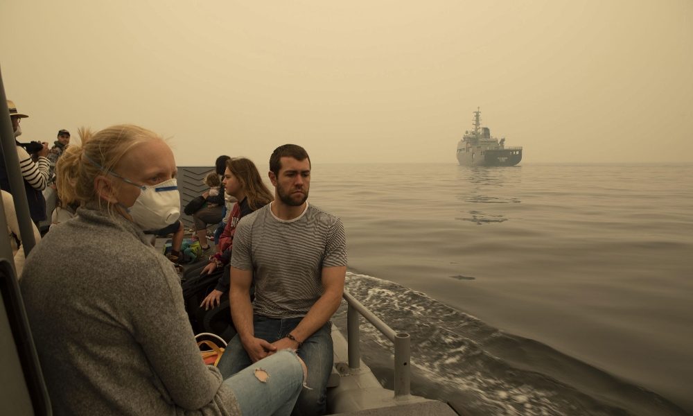 Australia: centinaia evacuati da marina