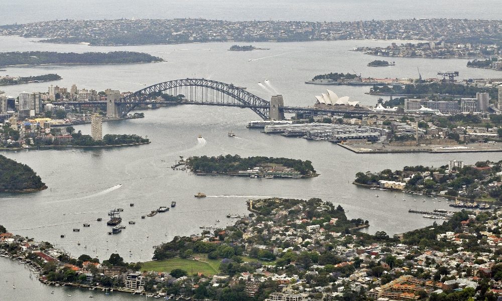 Australia vieta attracco a due navi