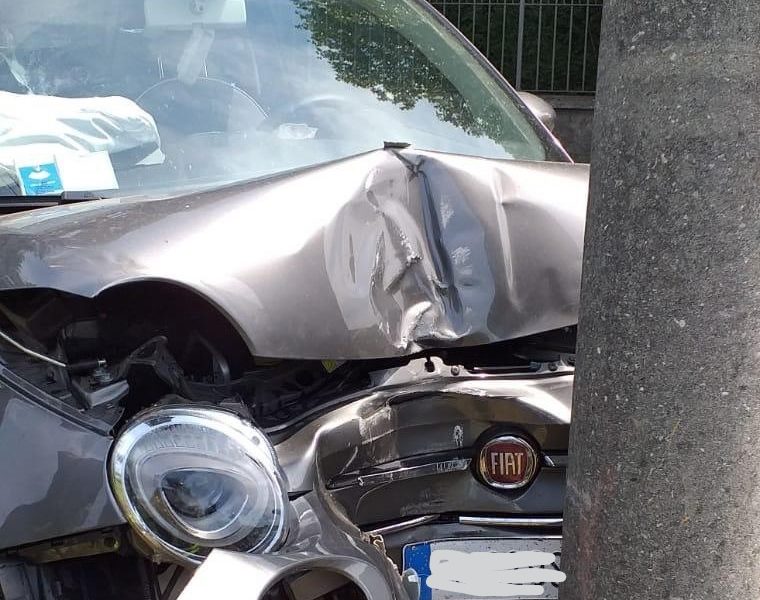 Con l’auto contro un palo: soccorsa una donna di 75 anni