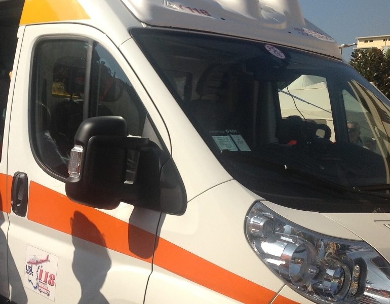 Auto contro albero, muore 20enne a Roma