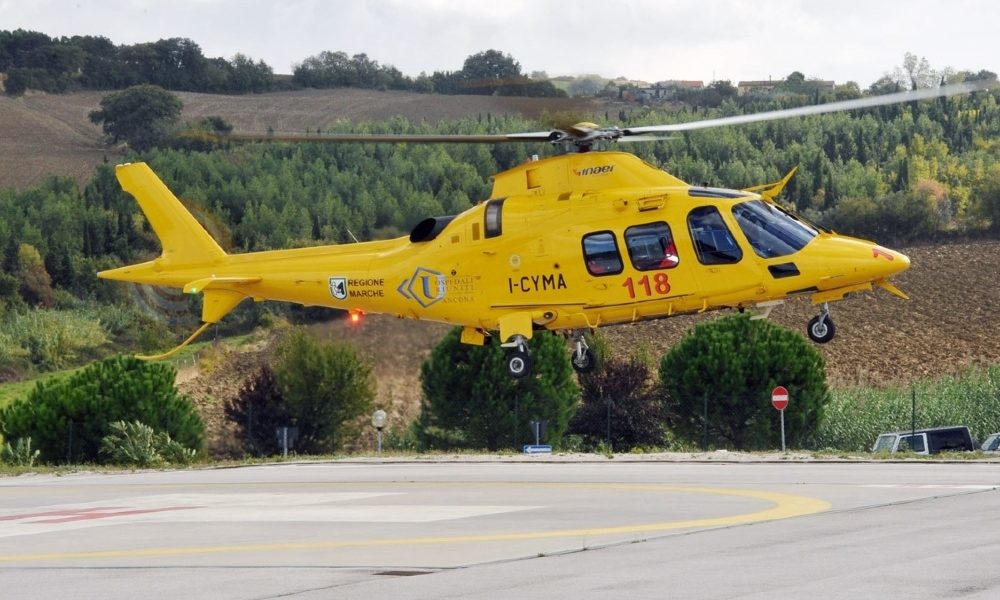 Auto contro camion fermo a bordo strada, muore bimbo