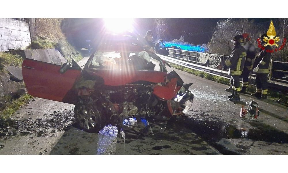 Auto contro muro, salgono a 3 le vittime