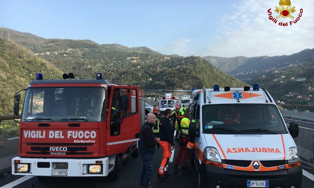 Auto in fiamme in galleria A10