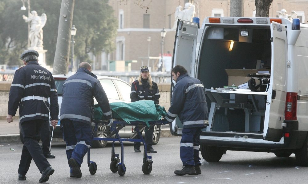 Auto travolge uccide giovane in strada