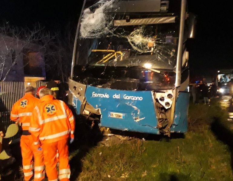 Autobus contro auto, si temono 2 vittime