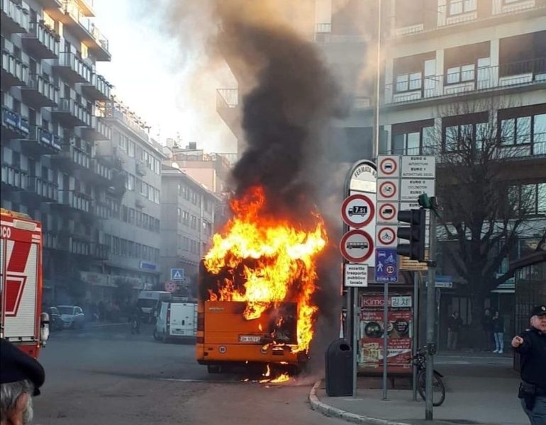 Autobus in fiamme a Arezzo,nessun ferito
