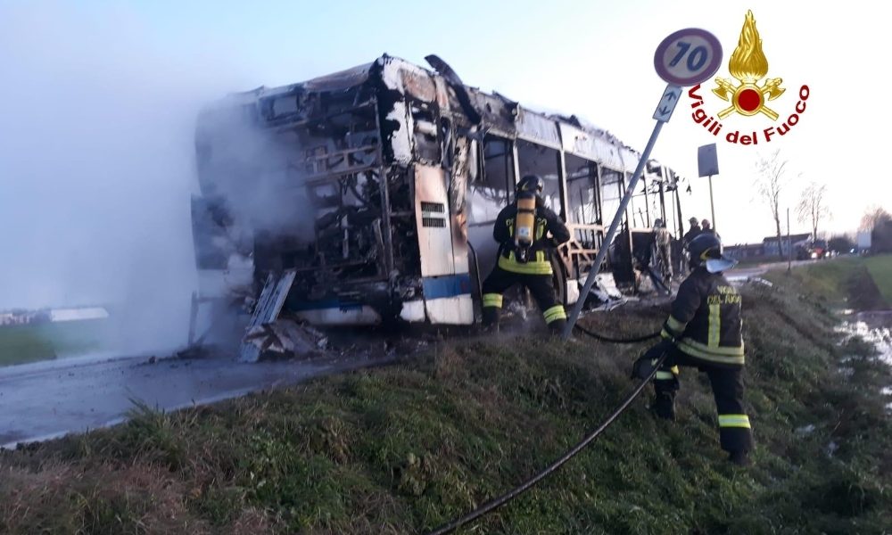 Autobus si incendia nel veneziano