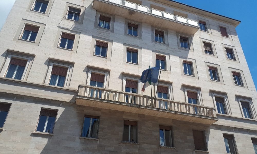 Avvicina ragazzi, indagato ex religioso