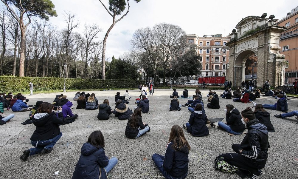 Azzolina, chiederò ristori per la scuola