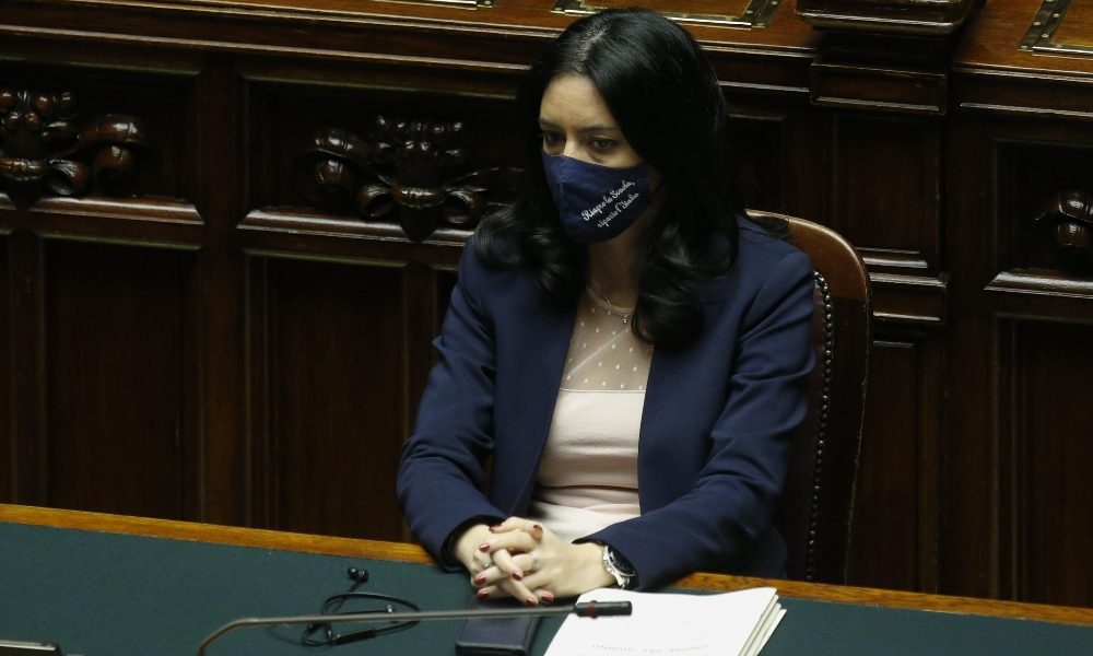 Azzolina, didattica resta in presenza per tutti