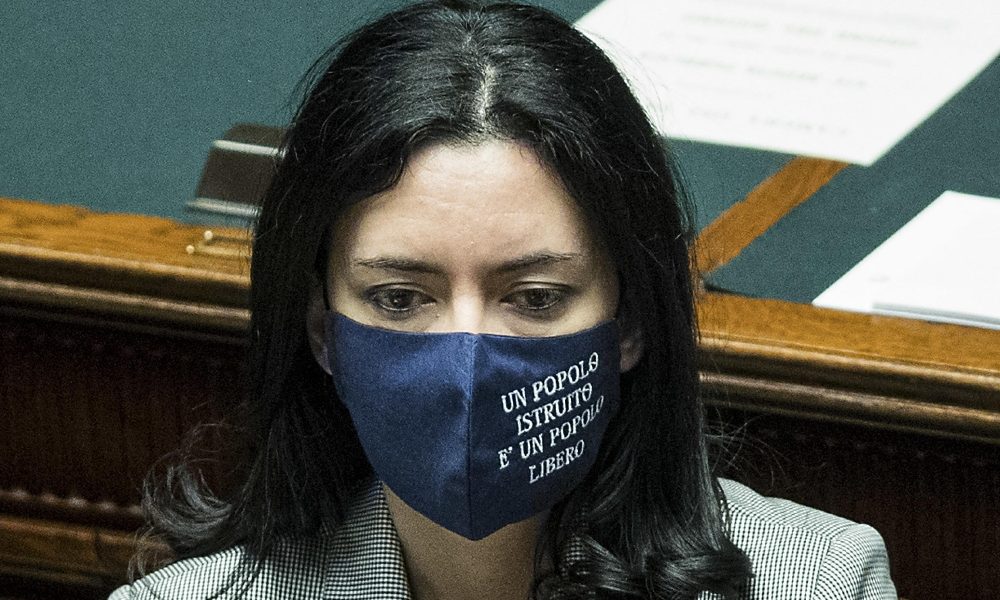 Azzolina,dobbiamo fare di tutto per tenere aperte scuole