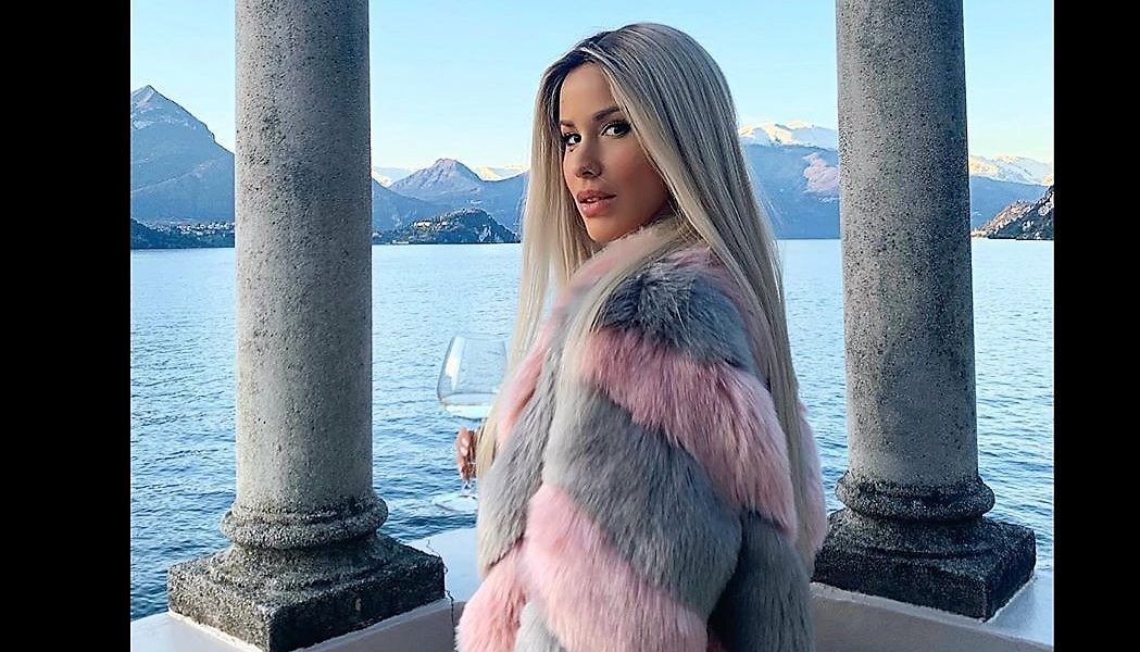Anche BabyK non resiste al fascino del Lago di Como: per la cantante un brindisi sul Lario