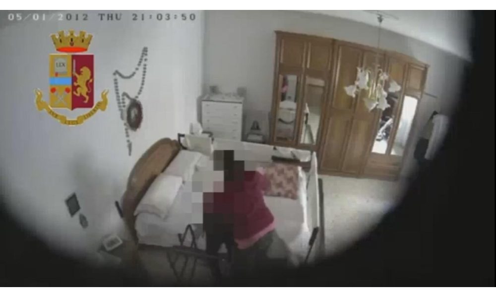 Badante picchia anziana, arrestata