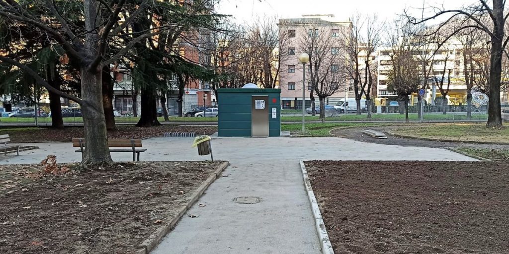 Giardini di via Anzani, attivati i bagni pubblici