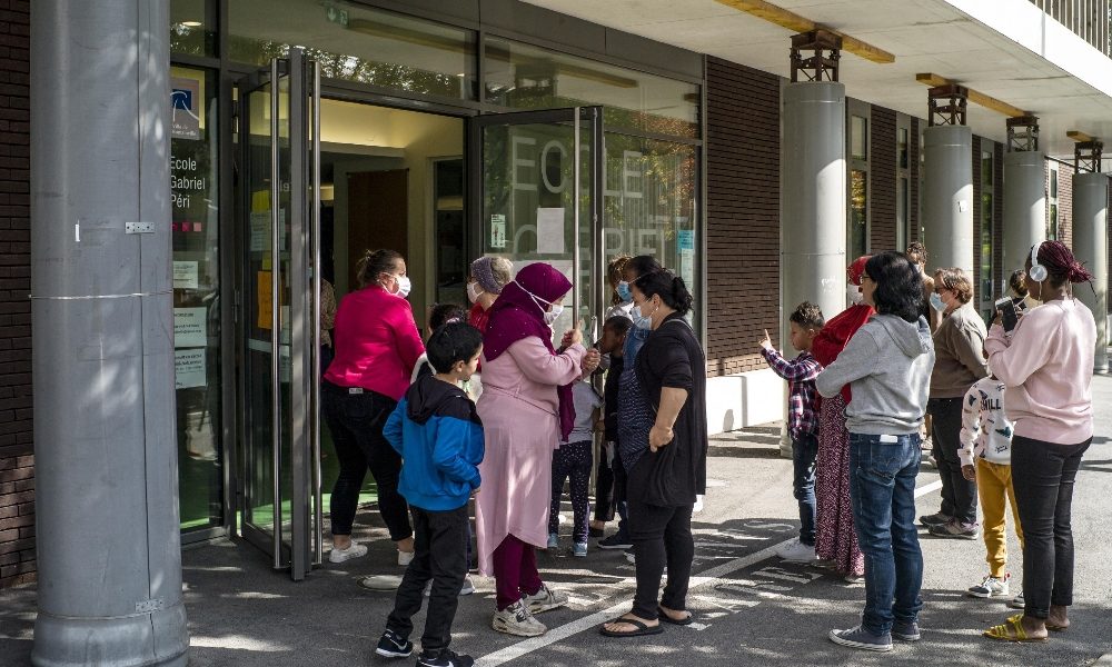 Bambino positivo al Covid, chiuse due classi a Parigi