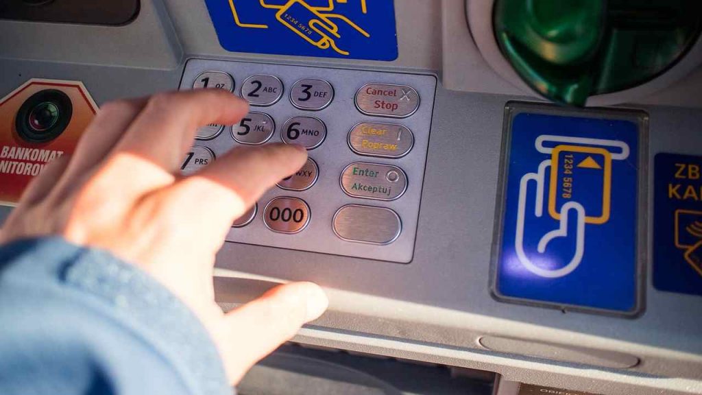 TRAGEDIA DI FERRAGOSTO: il più grande colosso bancario italiano chiude per sempre | “42 filiali non saranno più attive”