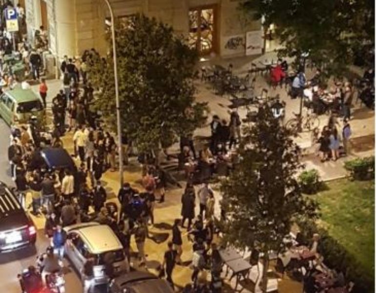 Bari, movida con fuochi e assembramenti