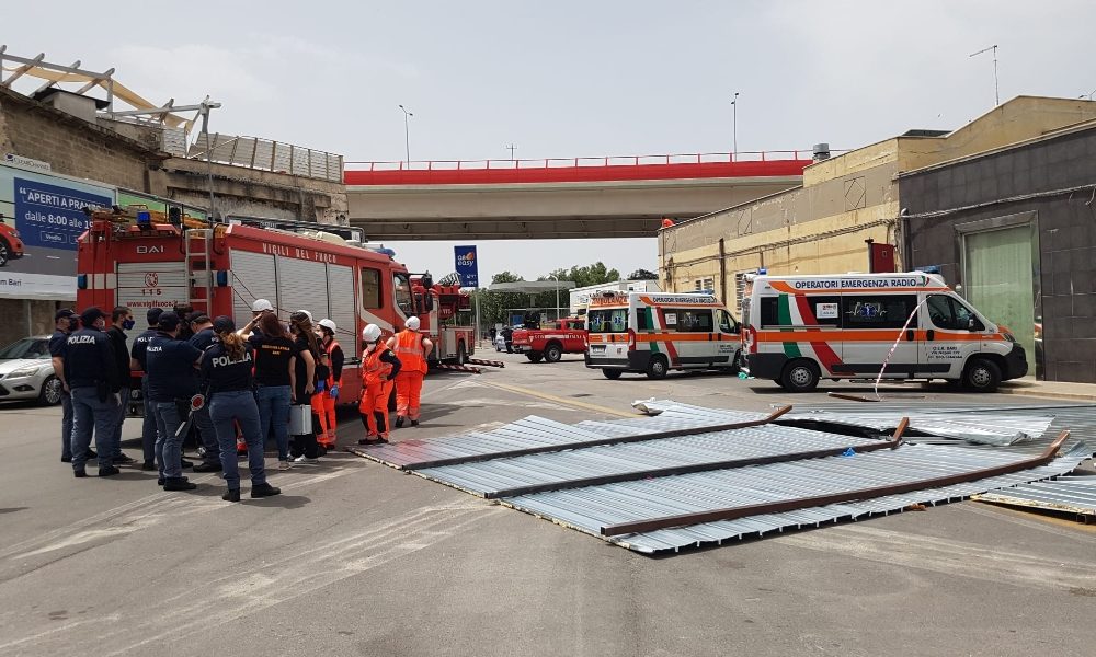 Bari,vento fa volare lamiera,donna muore