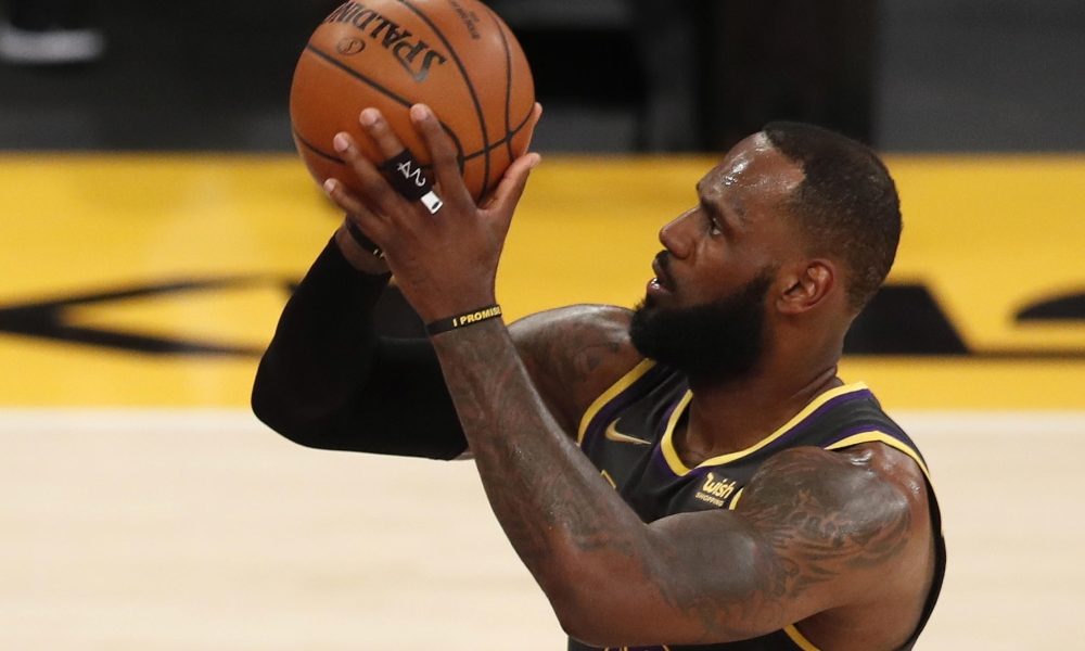 Basket: NBA; LeBron James s’infortuna alla caviglia