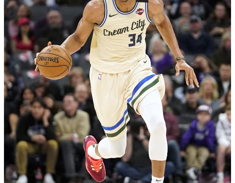 Basket: Nba; Antetokounmpo super, Bucks non si fermano